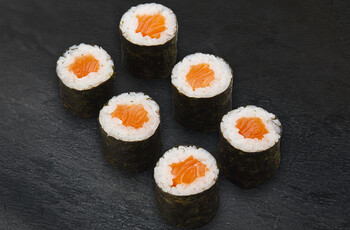 Ролл с лососем в нори