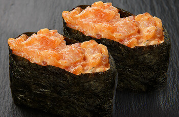 Суши острые с лососем, 2 шт.