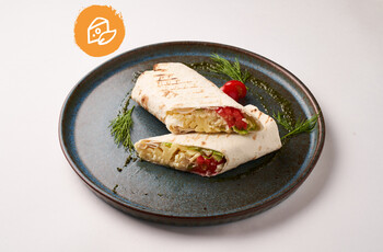 Ролл с моцареллой и сыром сулугуни