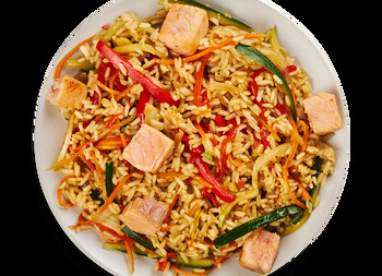 Рис по-тайски с лососем и овощами