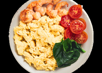 Скрэмбл с креветками и овощами
