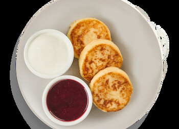Сырники со сметаной и джемом