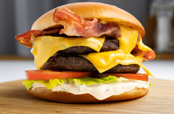 Славный даблбургер с котлетами и беконом