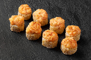 Ролл запеченный в кунжуте с креветкой чили