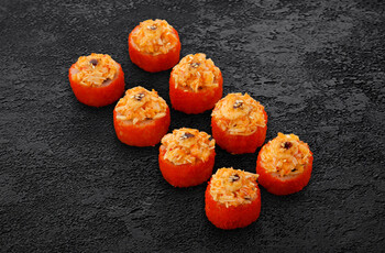 Ролл запеченный сливочный в икре с крабом и креветкой