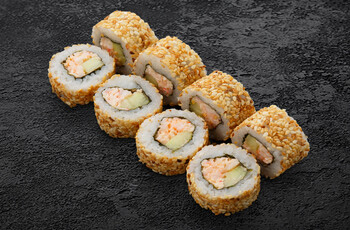 Ролл Калифорния в кунжуте с крабом и креветкой