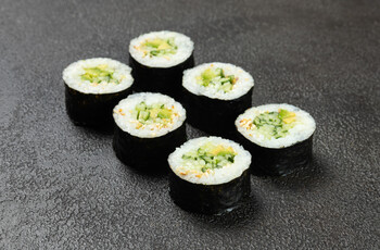 Кинг ролл с огурцом и авокадо