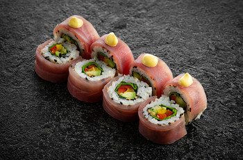 Ролл Премиум с тунцом и соусом манго