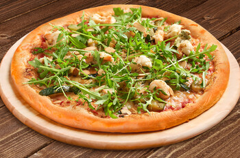 Пицца с цукини и креветками