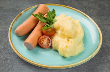 Вареная сосисочка с картофельным пюре