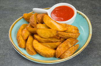 Картофельные дольки с кетчупом