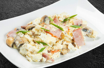 Скрембл с грибами и беконом