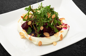 Салат со свёклой, рукколой и сливочным шисо