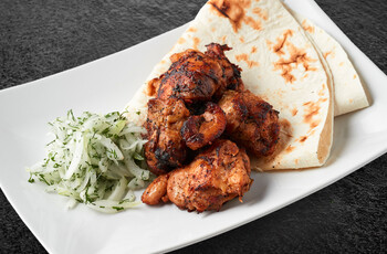 Шашлык с томатным соусом и лавашом