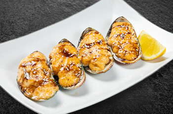 Мидии запеченные под спайси соусом 4 шт