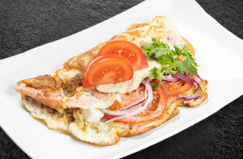 Омлет с сыром, помидорами и ветчиной