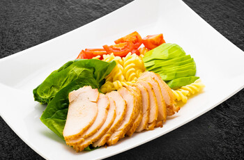 Боул с пастой, куриной грудкой и авокадо