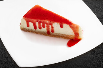 Чизкейк с брусничным соусом