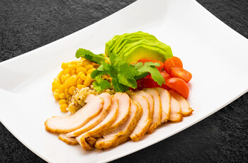 Кобб салат с курицей и авокадо