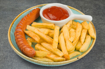 Жареная сосисочка с картофелем фри