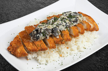 Хрустящая курочка с рисом и грибным жюльеном