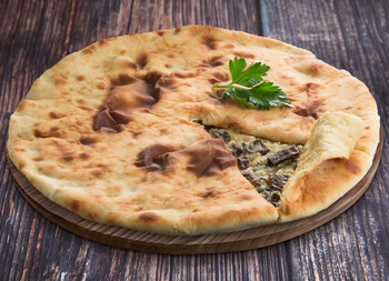 Пирог осетинский с грибами и картофелем