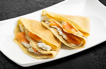 Блины с творожным сыром и лососем