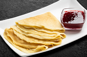 Блины с брусничным джемом