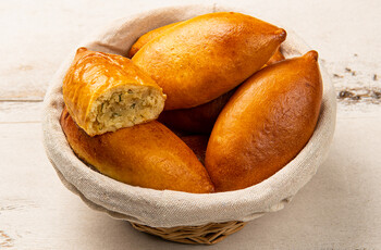 Пирожок с капустой и яйцом