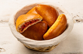 Пирожок с яблоком и брусникой