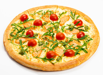 Пицца с лососем и соусом песто