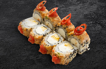 Ролл запеченный с угрем и спайси соусом