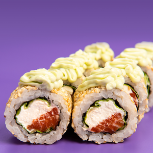 Ролл с лососем и соусом Шисо