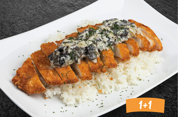 Хрустящая курочка с рисом и грибным жюльеном