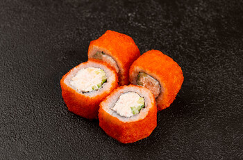 Половинка ролла Калифорния с крабом