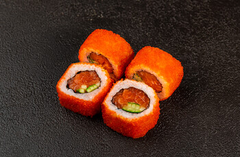 Половинка ролла Калифорния с лососем