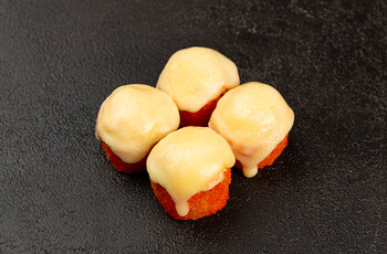 Половинка запеченного ролла с лососем под моцареллой