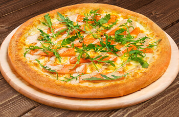 Пицца с лососем и ореховым соусом