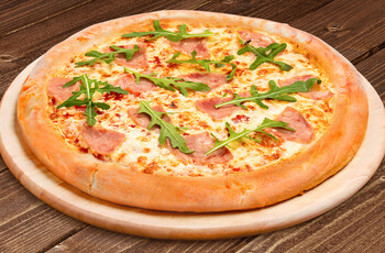 Пицца с ветчиной и рукколой