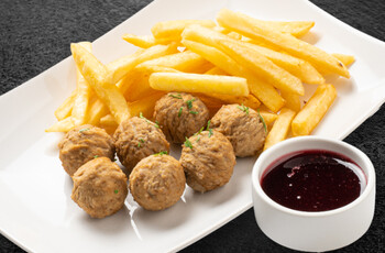 Фрикадельки с картофелем фри и брусничным соусом