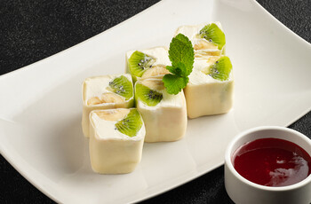 Сладкий ролл с киви и бананом