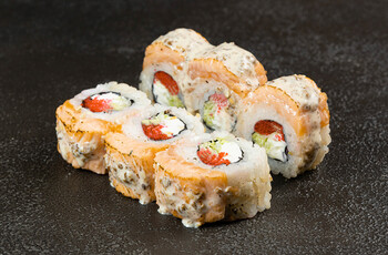 Ролл с опаленным лососем