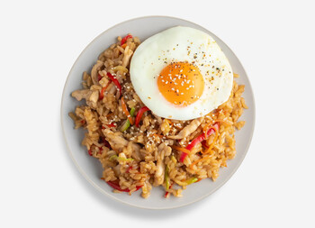 Рис по-тайски с курицей и яйцом