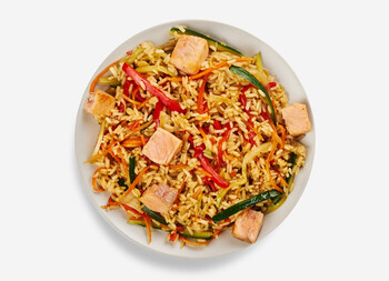 Рис по-тайски с лососем и овощами