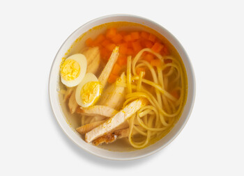 Куриный бульон с лапшой удон