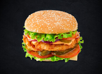 Бургер с цыпленком и сырным соусом