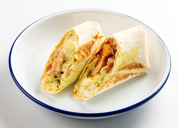 Ролл с лососем и соусом песто