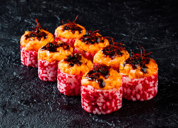 Запечённый ролл с тигровой креветкой и пармезаном