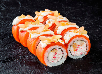 Ролл с окунем в темпуре и лососем