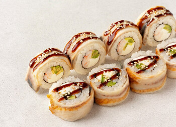 Ролл Филадельфия в угре с тигровой креветкой